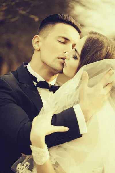 Kussen bruidspaar — Stockfoto