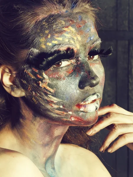 Paited yüz kadınla