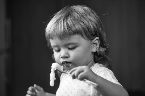 Ragazzo mangiare porridge — Foto Stock