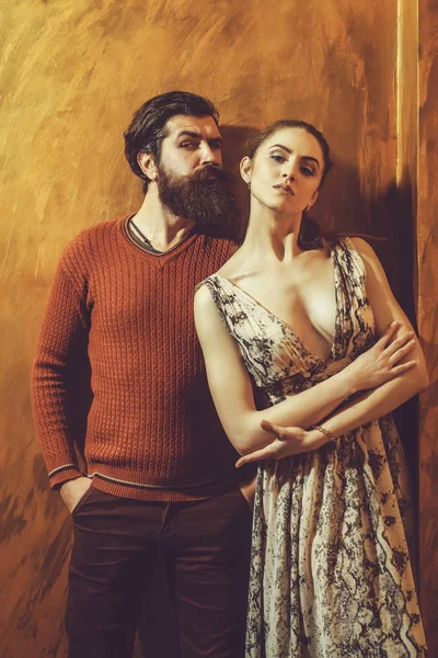 Chica bonita y hombre barbudo serio con barba — Foto de Stock
