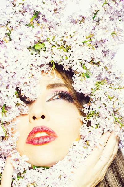 Flores de color lila alrededor de cara chica — Foto de Stock