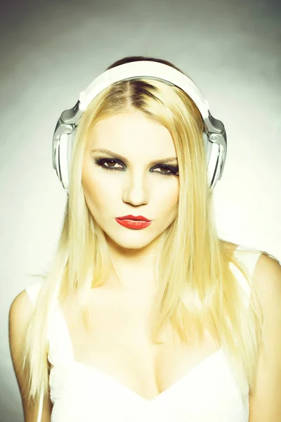 Dívka hezká blondýnka dg v headsetu s červenými rty — Stock fotografie