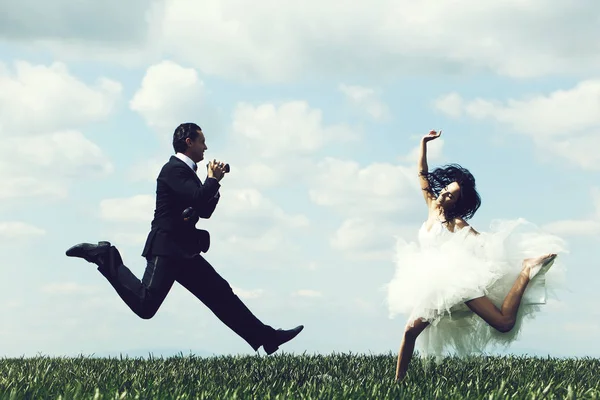 Noiva feliz e salto do noivo — Fotografia de Stock