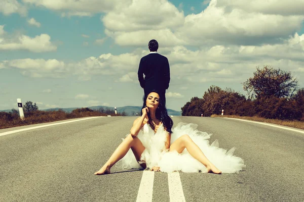 Casamento casal feliz na estrada — Fotografia de Stock