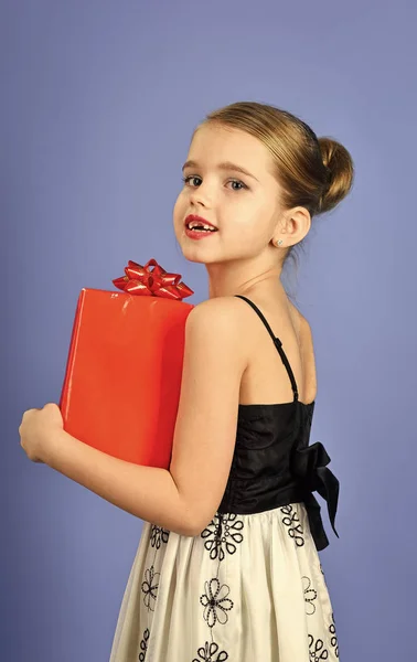 休日および党の祭典。休日のお祝い、プレゼント ボックスを持つ小さな女の子子供. — ストック写真