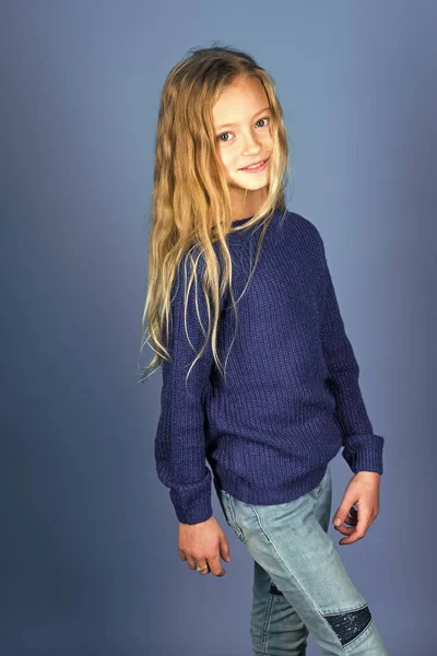 Menina com cabelo comprido. menina no fundo azul — Fotografia de Stock