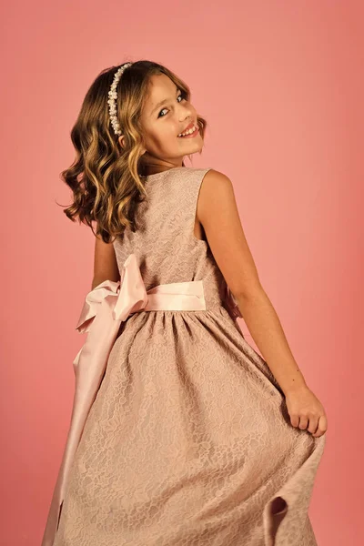 Όμορφο κοριτσάκι σε ένα ροζ φόρεμα, μόδα και ομορφιά έννοια — Φωτογραφία Αρχείου