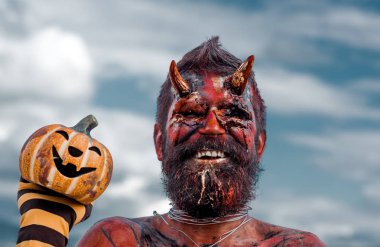 Cadılar Bayramı şeytan adam kabak içinde çizgili çorap holding