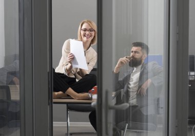 İş kadını ve işadamı iş planı yazmak. İş üzerinde yoğunlaşmıştır. Şehvetli kadın ve sakallı adam birlikte ofisinde çalışıyorum. Başarı için işbirliği. Yoğun bir gün ofiste