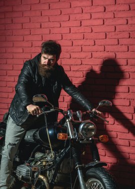 seyahat. motosiklet ile seyahat adam. seyahat ve yolculuk tutkusu. motorcu seyahat ve macera sever. kendi tarzında.
