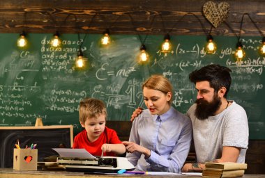 Öğretmen ya da öğretmen okul öncesi çocuk, eğitim kursu izlemek ve dinlemek dizüstü ekranda görünen adam yardımcı olur, öğretmen koyar işaretleri dizüstü bilgisayar ile e-posta geri bildirimler gönderir,