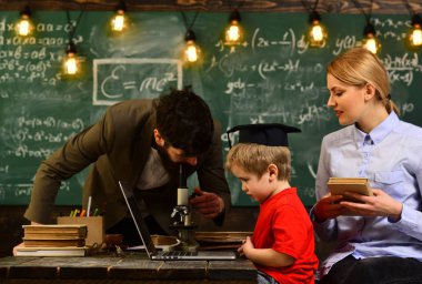 Eğitim kursu izlemek ve dinlemek, onun öğrenci Üniversitesi, Eğitim Üniversitesi öğrenme ve insanlar kavramı fen bilgisi dersinde konuşurken dikkatli öğretmen dizüstü bilgisayar ekranında görünen adam,