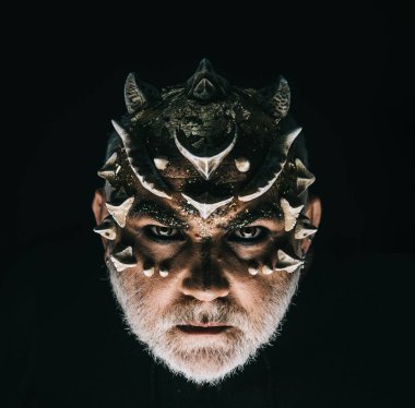 Siyah arka plan üzerine izole canavar kafa. Dikenler karanlıktan, kabus kavramı görünen yüzüyle iblis