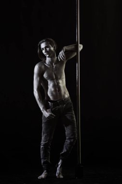 Atletik erkekleri pilon üzerinde akrobatik öğeleri gösteriyor. Güçlü dansçı egzersiz kutup. Özgürlük. Pilon üzerinde dans gümüş gövde sanat kaslı adam. Metal yüzey ile seksi maço. Pole dans spor.