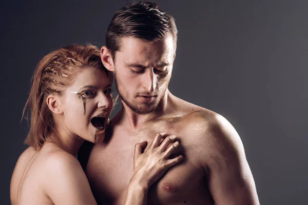 Concept de passion. couple de passion de giwl sensuel toucher hcest de l'homme musculaire . — Photo