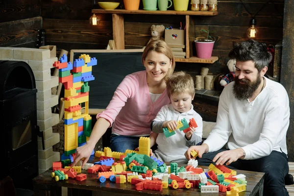 Disfruta el concepto. Los niños pequeños y la familia disfrutan jugando con ladrillos de juguete. Aprender a disfrutar y disfrutar aprendiendo —  Fotos de Stock