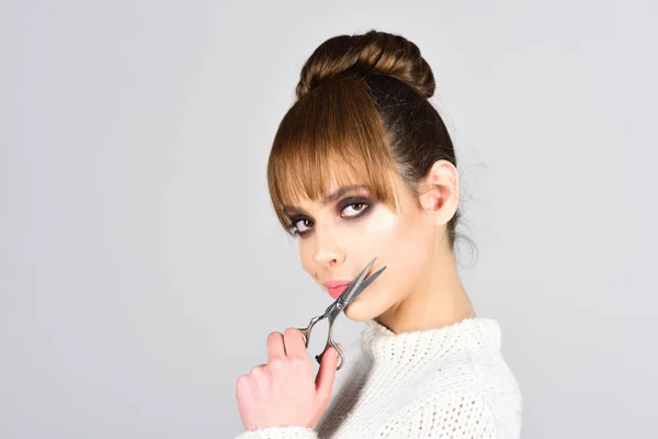 Beautiful woman having her hair cut at the hairdresser — Stock Photo, Image