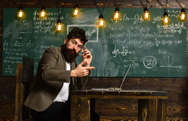 Lehrer lieben nicht nur ihr Fach, sondern lieben es, die Freude mit ihren Schülern zu teilen, Lehrer arbeitet mit Kollegen zusammen, Lehrer respektiert Schüler, Professor und Schüler im Klassenzimmer einer Schule — Stockfoto