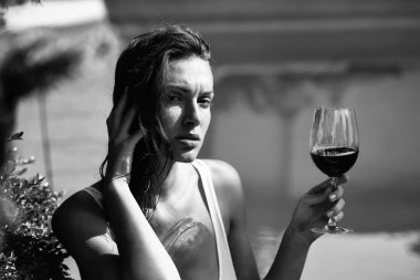 kırmızı şarap içme seksi güzel kız