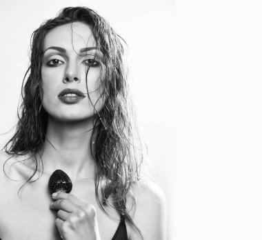 seksi güzel kadın kırmızı çilek ile