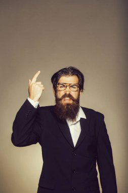 Yakışıklı adam noktaları işaret parmağı yukarı doğru