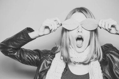 Sonbaharda yapraklar gibi deri ceket Gözlükte kadınla.