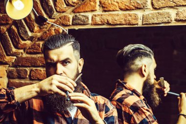 Aynanın yanında jileti olan adam.