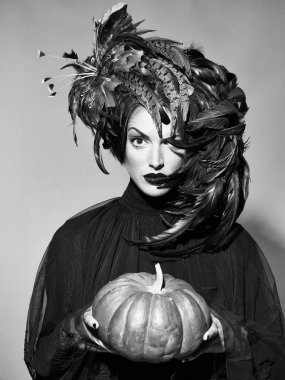 halloween kabak feather şapkalı güzel kadın tutar