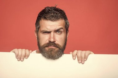 Hipster ciddi bir yüz ile tutun kağıt.