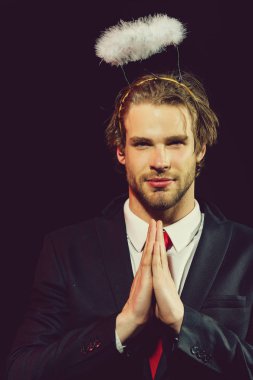 Beyaz tüy halo başının üstünde olan adam