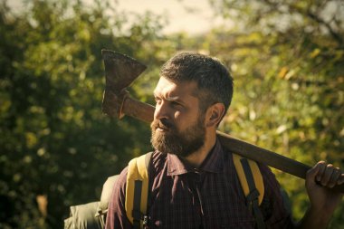 Sakallı adam oduncu bekle balta omzuna doğal peyzaj güneşli günde. Günlüğe kaydetme ve kavram doğrama.