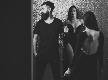 Hippi kız glitter arka plan üzerinde ile şişe tutun