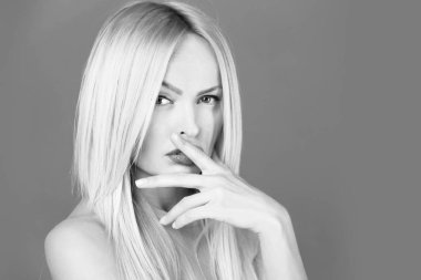 Güzel kadın, seksi dudaklar düşünceli yüzünde parmak ile