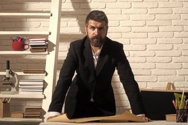 Kağıt Masası tarafından Profesör ciddi bir yüz ifadesi ile standları