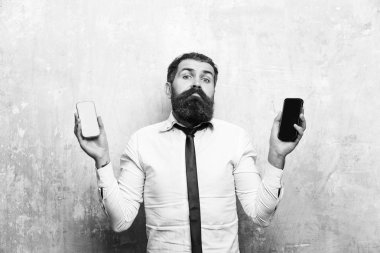 adam ya da hipster karşılaştırmak hareket eden telefon ve smartphone