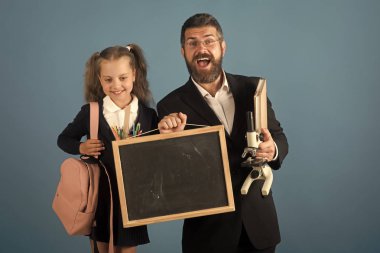 Adam ve kız okul üniformalı. Eğitim ve alternatif eğitim