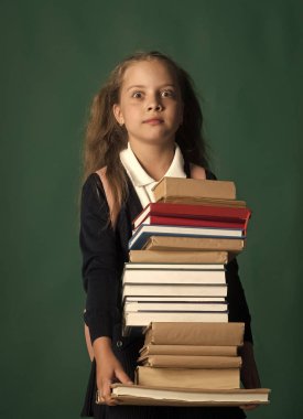 Ponytails çocukla ve ders kitapları okul için bol