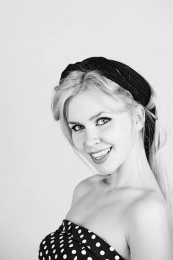 Türban ve pembe, pinup makyaj ile kız