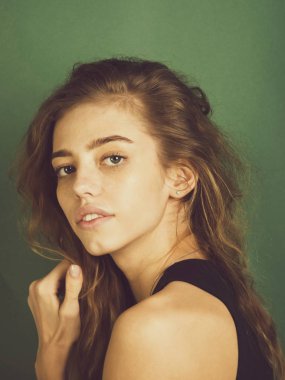 Güzellik ve moda, doğal makyaj ve saç bakımı