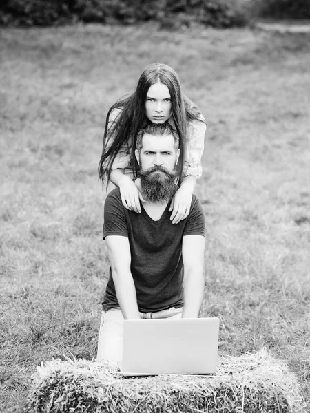 Kobieta i mężczyzna brutalnie za pomocą laptopa na charakter — Zdjęcie stockowe