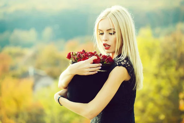 Söt flicka med blommor i rutan — Stockfoto