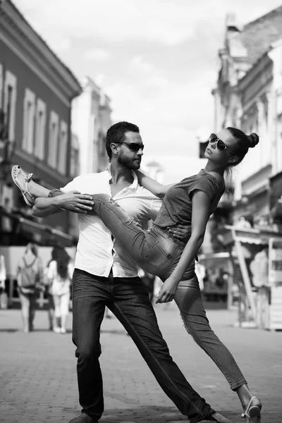 Dating, güzel kız ve yakışıklı adam şehir sokakta dans — Stok fotoğraf