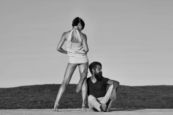 Jeune couple sur ciel bleu — Photo