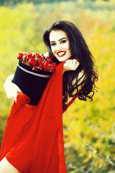 Sexy fille souriante avec des roses rouges — Photo