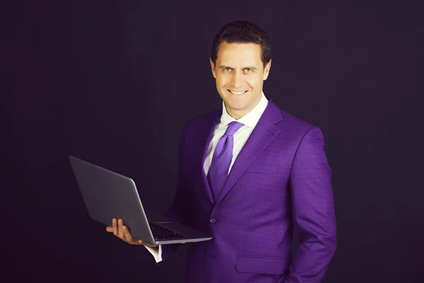 Homem sorrindo com laptop — Fotografia de Stock