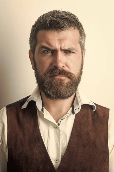 Homem com barba comprida e bigode na cara triste . — Fotografia de Stock