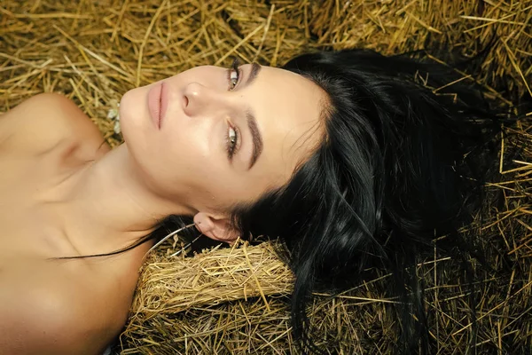Ülke tarzı saman yığını üzerinde kadın seksi moda — Stok fotoğraf