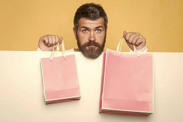 Man met baard met roze boodschappentas. — Stockfoto
