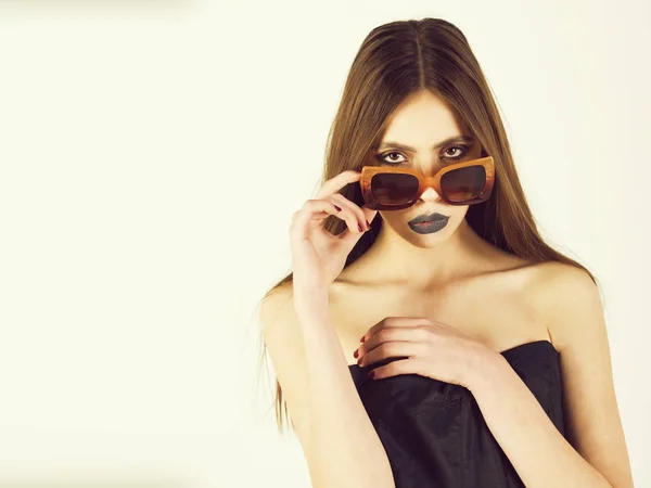 Beleza moda modelo menina retrato, vestindo óculos de sol elegantes, espaço de cópia — Fotografia de Stock