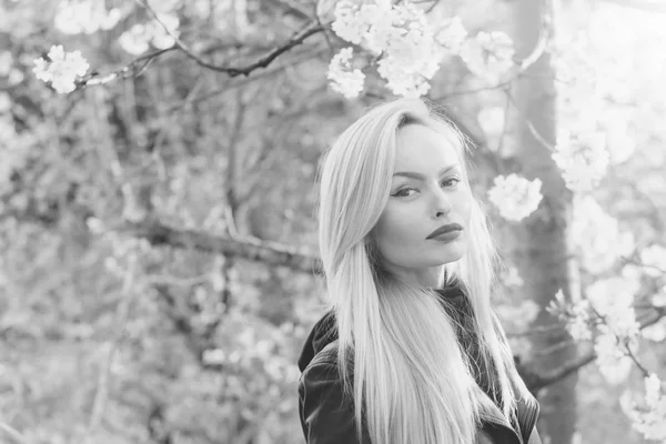 Menina bonita com lábios vermelhos e cabelo loiro em flor — Fotografia de Stock